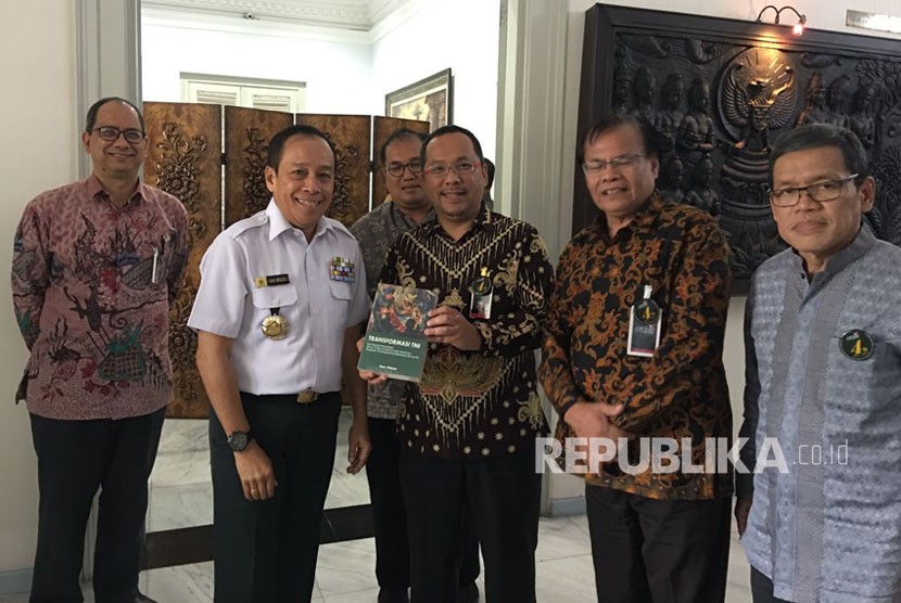 Ikatan Alumni Program Habibie (IABIE) bersilaturahim dengan  Gubernur Lemhannas Letjen TNI (Purn) Agus Widjojo di Gedung Lemhanas Jakarta.
