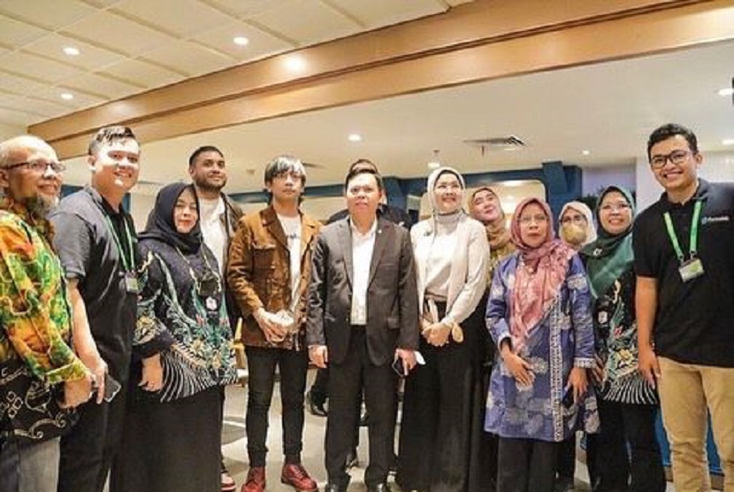  Ikatan Apoteker Indonesia (IAI) Jawa Barat bekerja sama dengan Farmaklik dan Smeshub menawarkan program inkubator bagi para apoteker untuk mengoptimalisasi UMKM Kesehatan di Jawa Barat. Adapun program tersebut ditawarkan pada pameran SmesX 2023 UMKM Melesa.