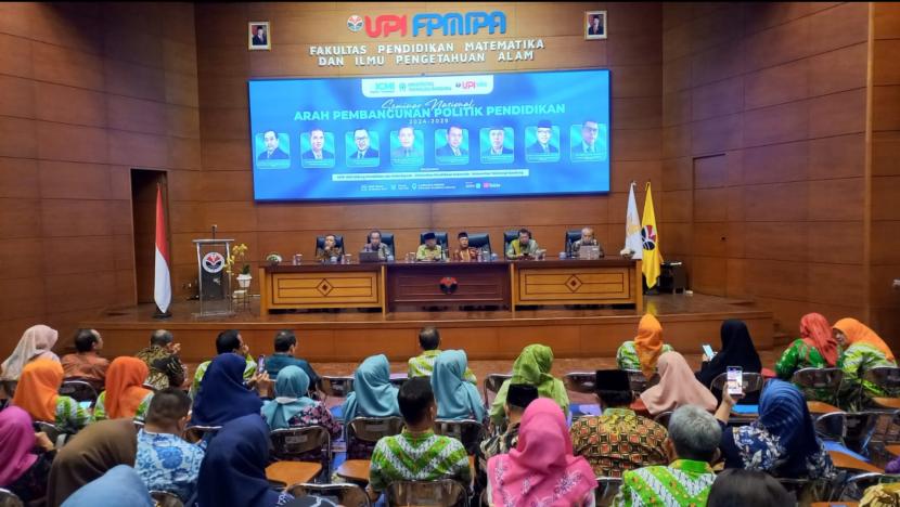 Ikatan Cendikiawan Muslim Indonesia (ICMI) bekerja sama dengan Universitas Pendidikan Indonesia (UPI) dan Universitas Teknologi Bandung (UTB) menggelar seminar nasional dengan tema arah pembangunan politik pendidikan tahun 2024-2029 di Auditorium FPMIPA UPI, Kota Bandung, Jumat (25/10/2024). Ratusan peserta datang dari berbagai daerah di Indonesia khususnya Jawa Barat.  