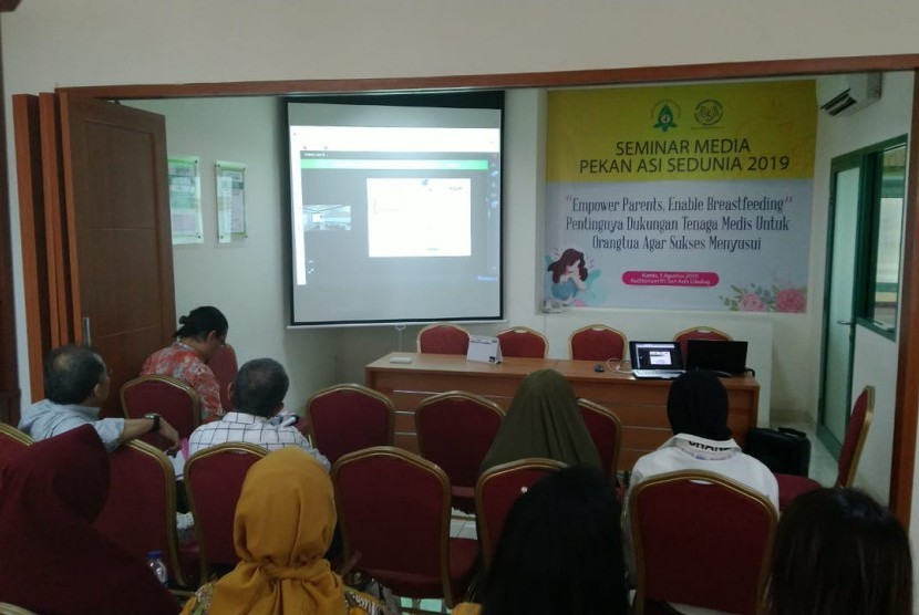 Ikatan Dokter Anak Indonesia (IDAI) cabang Banten mengikuti seminar pekan Menyusui dunia di Aula Rumah Sakit Sari Asih Ciledug,  Kamis (1/8).