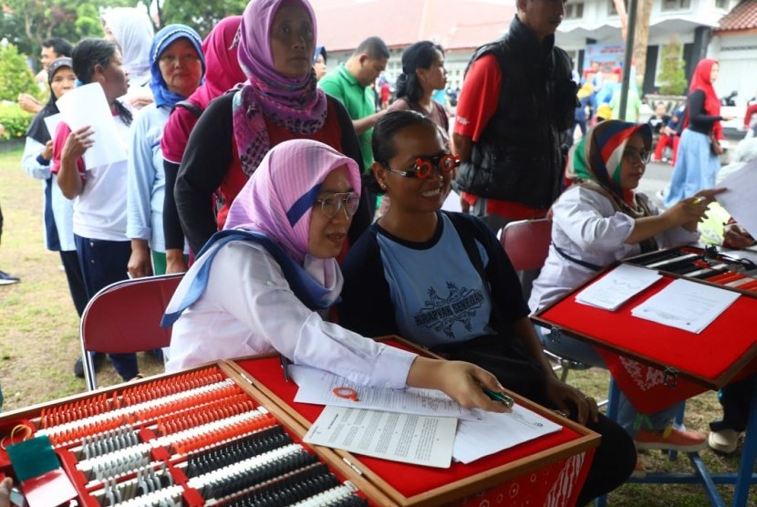 Ikatan Dokter Indonesia (IDI) Kabupaten Sleman membagikan kaca mata baca gratis kepada 100 orang.