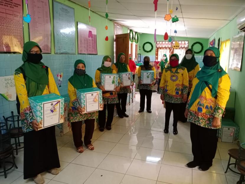 Ikatan Guru Taman Kanak-kanak Indonesia (IGTKI) PGRI DKI Jakarta menyalurkan bingkisan lebaran kepada 215 guru TK di Jakarta  yang terdampak pandemi Covid-19.