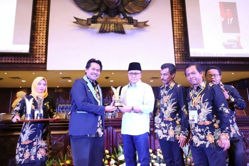 Ikatan Keluarga Alumni Badan Komunikasi Pemuda Remaja Mesjid Indonesia (IKA-BKPRMI) memberikan penghargaan kepada Ketua MPR Zulkifli Hasan (Zulhas) sebagai tokoh pemersatu bangsa dan umat.