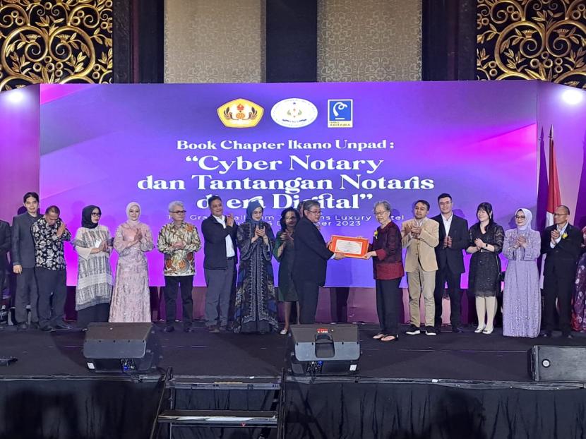Ikatan Keluarga Alumni Notariat Universitas Padjadjaran (IKANO UNPAD) meluncurkan buku “Cyber Notary dan Tantangan Notaris di Era Digital” Sabtu malam (16/12/2023) di Trans Luxury Hotel, Bandung.