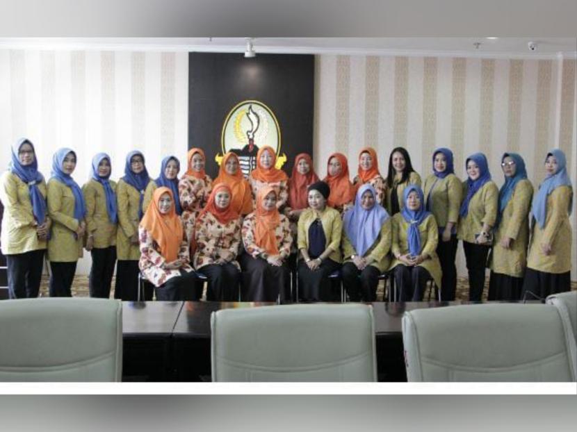 Ikatan Keluarga Istri Anggota Dewan (IKIAD) Jawa Barat menerima kunjungan kerja dari Ikatan Istri Anggota Dewan (IIAD) Kabupaten Sumedang.