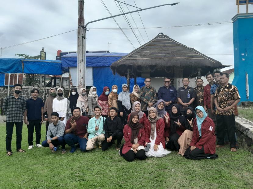Ikatan Mahasiswa Muhammadiyah (IMM) Insan Kamil Universitas Muhammadiyah Purwokerto (UMP) meresmikan program Pojok Baca di Balai TPI Sentolo Kawat Kelurahan Cilacap, Kecamatan Cilacap Selatan pada Ahad (27/11/2022) lalu. 
