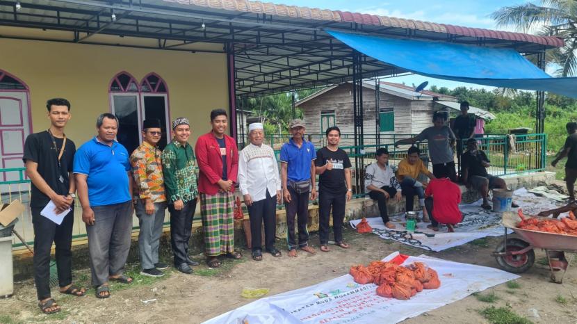 Ikatan Mahasiswa Muhammadiyah (IMM) Pekanbaru, Riau, salurkan kurban di tengah masyarakat Desa Penyengat.