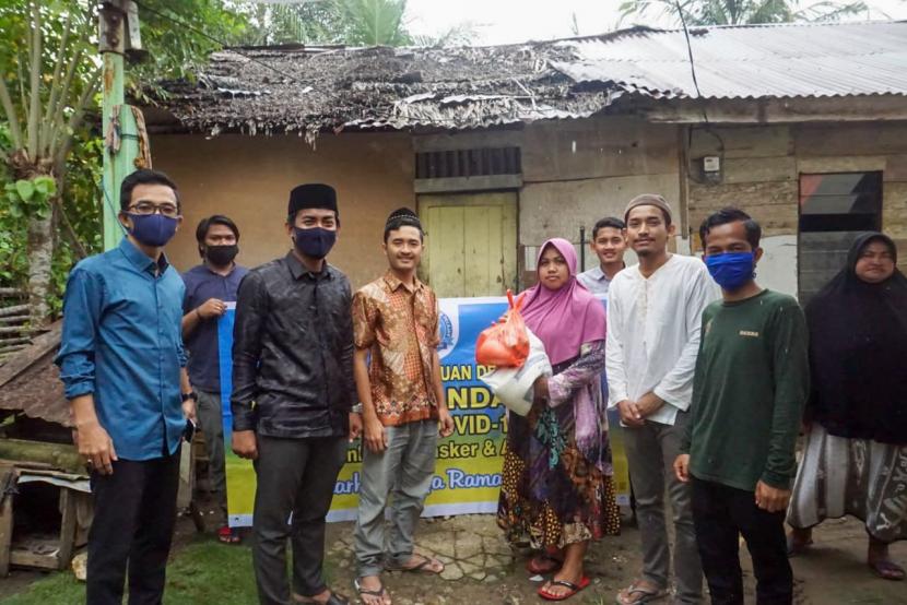 Ikatan Masyarakat Pelajar Matangkuli (Impelma) Banda Aceh menyalurkan paket sembako kepada kaum dhuafa di Kecamatan Matangkuli, Aceh Besar.