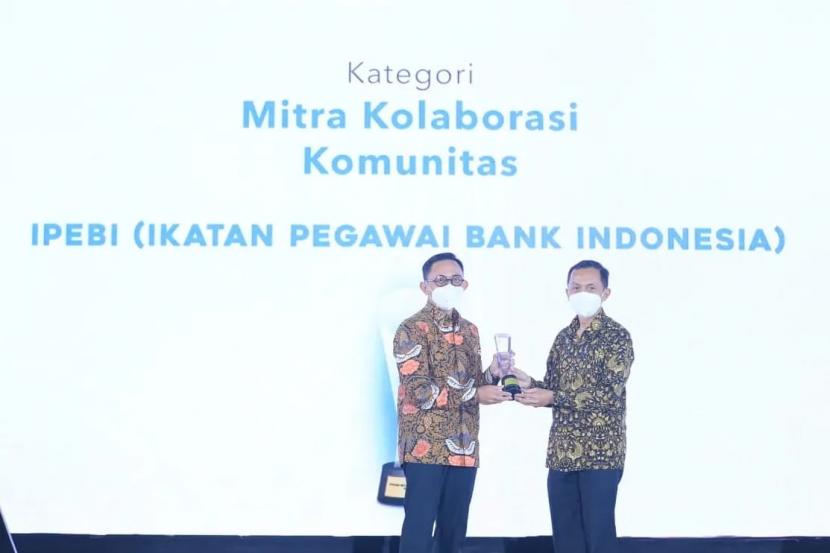 Ikatan Pegawai Bank Indonesia (IPEBI) meraih penghargaan kategori Mitra Kolaborasi Komunitas dari organisasi kemanusiaan nasional, Human Initiative pada Kamis (7/4/2022).