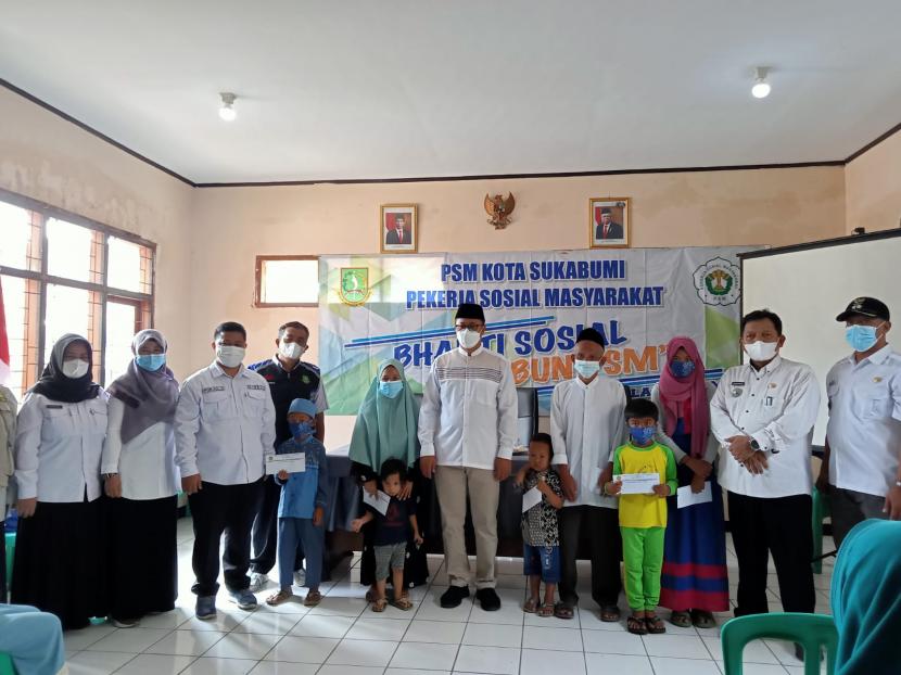 Ikatan Pekerja Sosial Masyarakat (IPSM) Kota Sukabumi menyisihkan insentif untuk membantu anak yatim di Kelurahan Sudajayahilir, Kota Sukabumi, Rabu (8/6/2022).