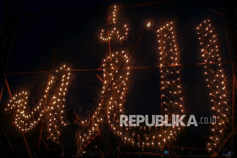 Lentera yang menyala dan disusun sedemikian rupa menampilkan lafaz Allah.