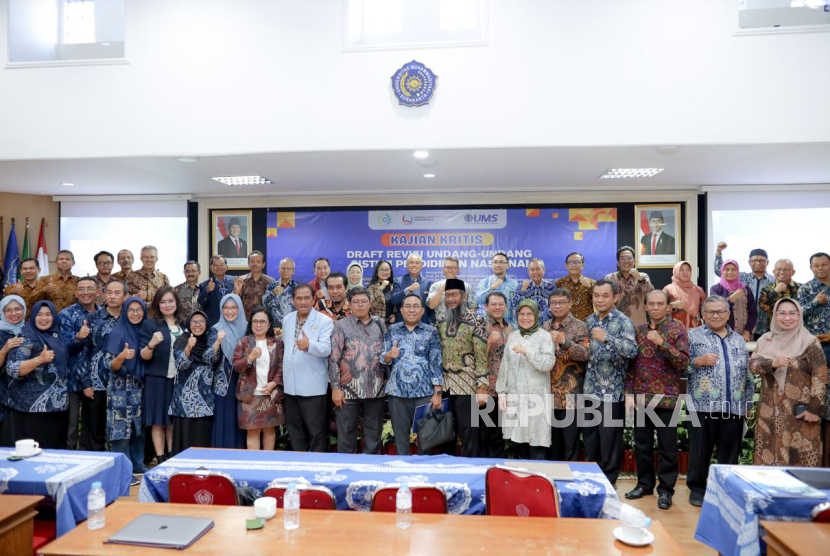 Ikatan Sarjana Pendidikan Indonesia (ISPI) bersama Lembaga Akreditasi Mandiri Kependidikan (LAMDIK) berkolaborasi dengan Universitas Muhammadiyah Surakarta (UMS) dalam menggelar kajian kritis terhadap draf revisi Undang-Undang Sistem Pendidikan Nasional (UU Sisdiknas).  Kegiatan tersebut berlangsung di Ruang Seminar Pascasarjana UMS, Sabtu (27/9/2025), dengan melibatkan Badan Keahlian DPR RI, Kemendiktisaintek, beserta Kemendikdasmen.