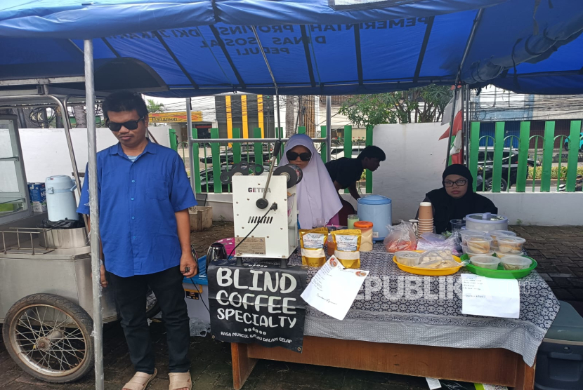 Ikatan Tunanetra Muslim Indonesia (ITMI) bersama Yayasan Rumah Aspirasi Tunanetra (YRATI) memberikan pembekalan usaha berbasis online kepada puluhan pegiat Usaha Mikro, Kecil dan Menengah (UMKM) di Markas Alquran Braille Rumah Aspirasi Tunanetra, Cilandak, Jakarta Selatan, Rabu (5/2/2025).