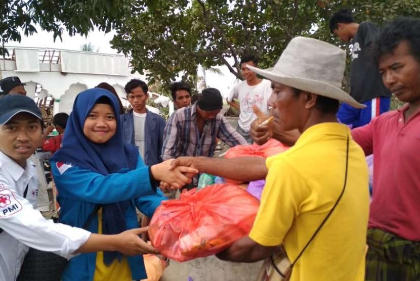 IKBM BSI menyerahkan bantuan kepada korban gempa Lombok.