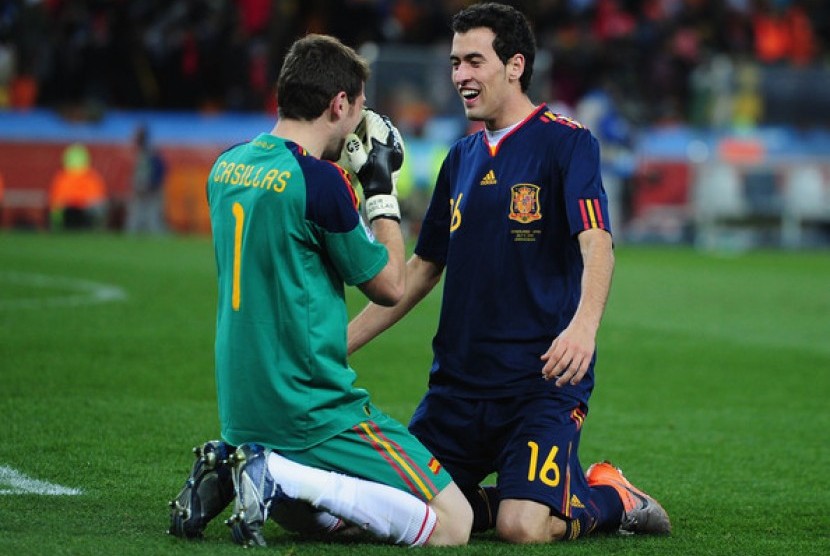 Iker Casillas dan Sergio Busquets