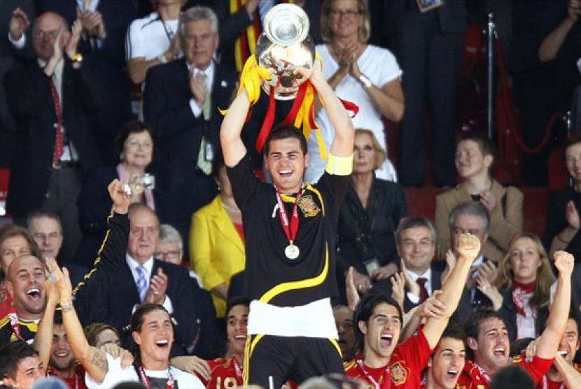 Iker Casillas mengangkat trofi setelah Spanyol mengalahkan Jerman 1-0 di partai final Piala Eropa 2008.