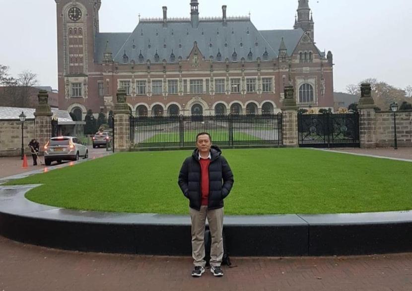 Ikhsan Abdullah di depan Markas Internasional Court of Justice (ICJ) di Den Haag, Belanda.