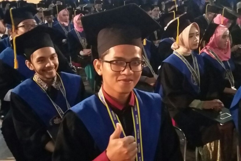 Ikhsan Suhendro, dinobatkan sebagai lulusan terbaik Fakultas Peternakan IPB.