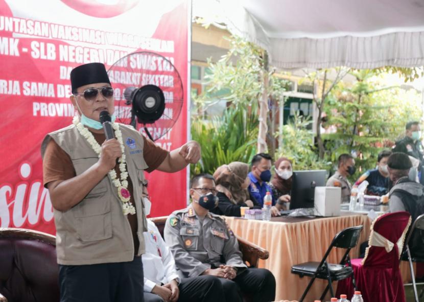 Ikhtiar melindungi masyarakat dari Covid 19 terus digelorakan Pemerintah Provinsi Kalimantan Selatan. Kali ini Biro Administrasi Pimpinan turun ke lapangan untuk fasilitasi vaksinasi begerak sebanyak 928 penerima, Banjarmasin, Rabu (29/12). 