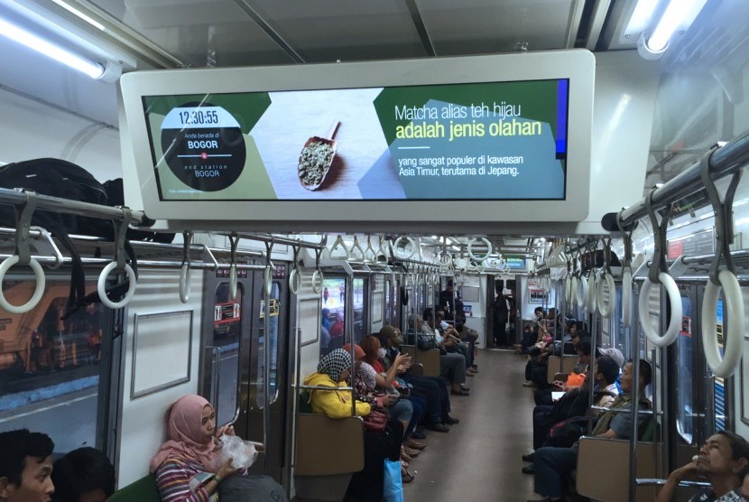 Iklan di dalam Commuter Line.