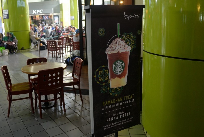 Iklan Frappuccino di salah satu gerai Starbucks di Jakarta.