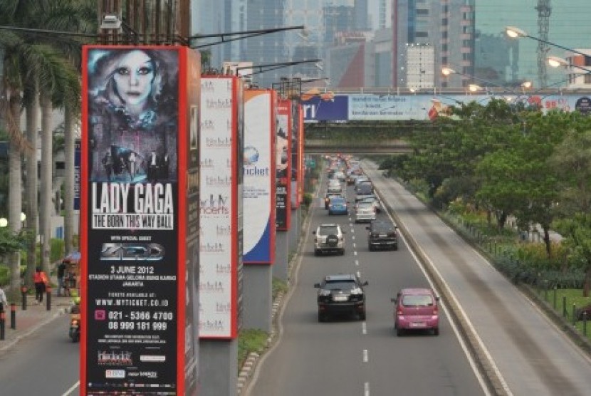 Iklan konser Lady Gaga terpampang di tiang monorel di Jalan HR Rasuna Said, Jakarta.