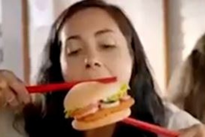 Iklan makan burger dengan sumpit dari Burger King di Selandia Baru ini menimbulkan kontroversi di media sosial.