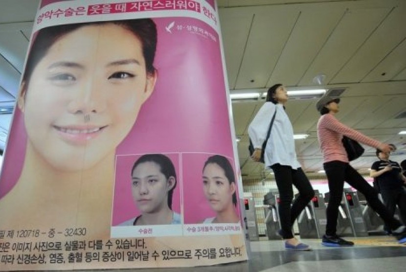 Iklan operasi rahang ganda di kereta bawah tanah di Seoul, Korea Selatan