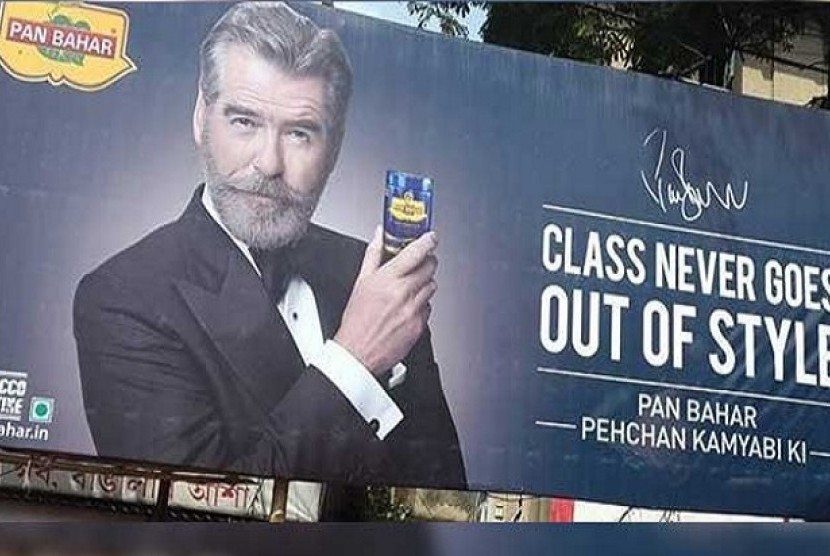 Iklan produk penyegar mulut buatan India yang menampilkan sosok aktor Pierce Brosnan.