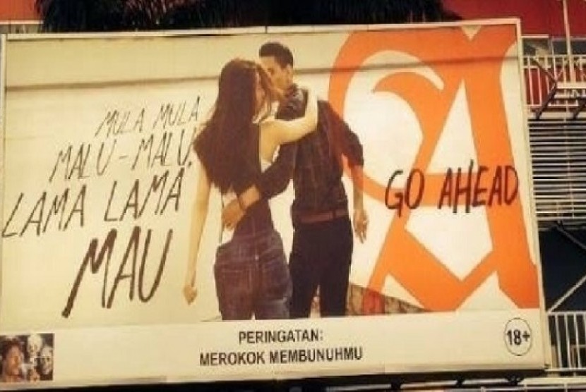 Iklan rokok yang dinilai berbau mesum di papan reklame. Iklan ini sudah muncul di sejumlah kota, seperti Bandung, Cirebon, dan Jakarta.