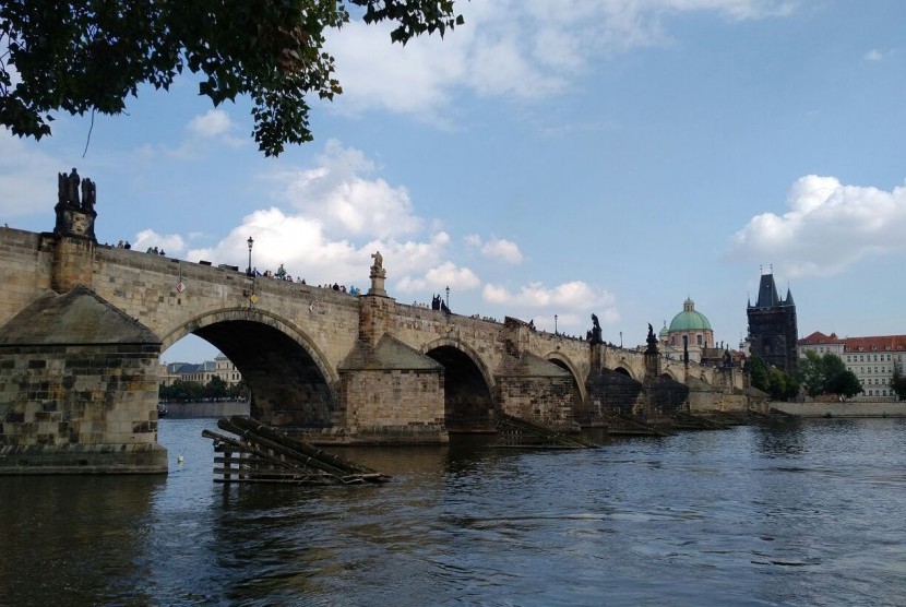 Ikon Kota Praha, Charles Bridge.