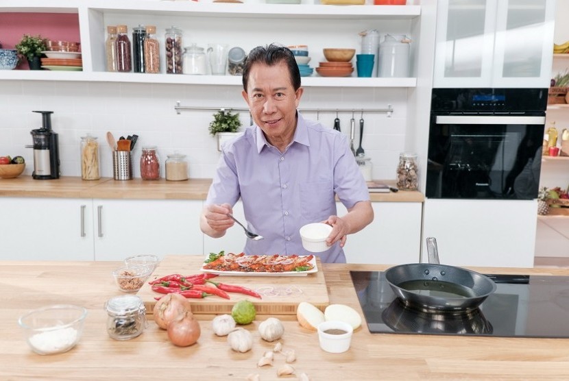 ikon kuliner dan koki selebriti Asia, Martin Yan