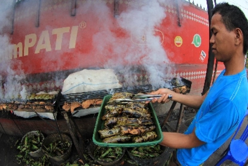 Pasar Seni Rakyat di Desa Huntu Selatan buka setiap akhir pekan. Ilabulo merupakan makanan tradisonal Gorontalo yang terbuat dari sagu, hati dan ampela ayam serta bumbu lainnya, yang rasanya pedas dan kenyal. Ilustrasi.