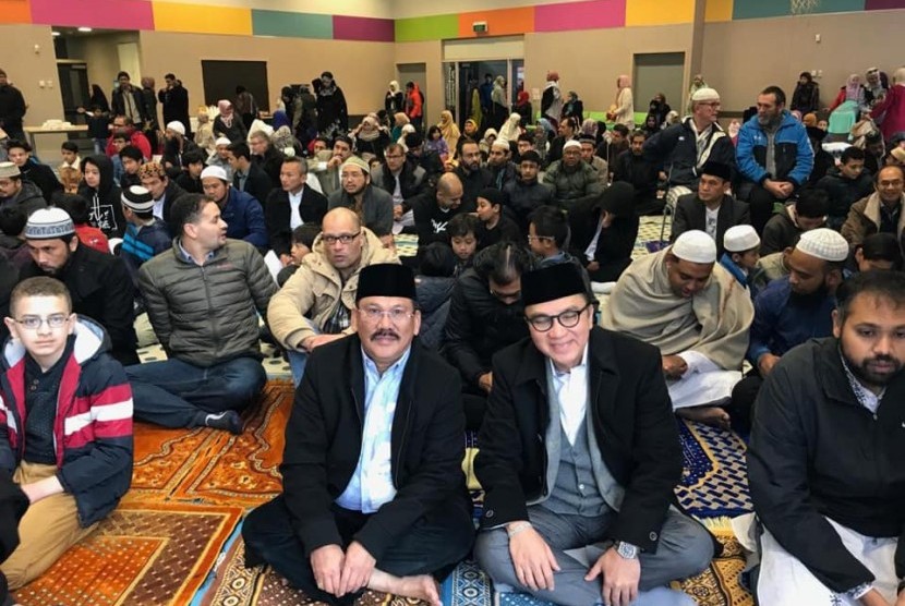 Ilham Bintang (kanan) bersama Dubes New Zealand, Tantowi Yahya, bersama para jamaah masjid di Wellington, Selandia Baru, melaksanakan shalat Iedul Adha