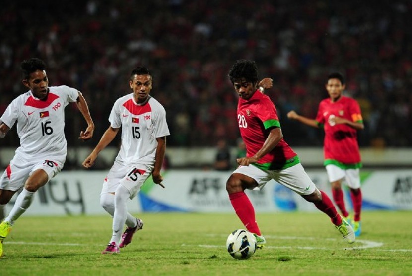 Ilham Udin (kanan) mencetak gol pertama melawan Timor Leste