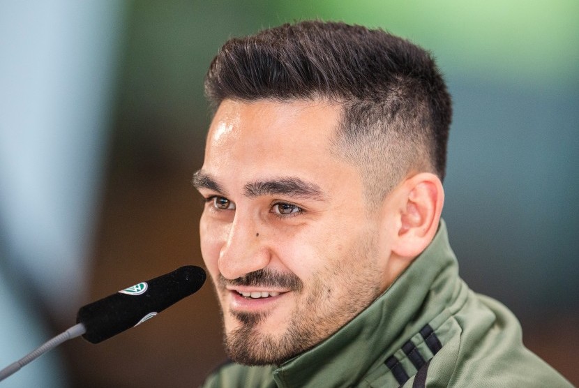 Ilkay Guendogan mendonasikan makanan ke panti asuhan di Jakarta.