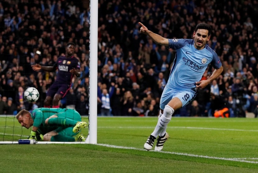 Ilkay Guendogan merayakan golnya ke gawang Barcelona.