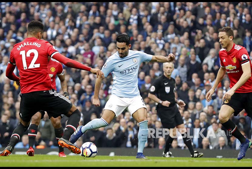 Ilkay Guendogan mencetak gol pertama Manchester City ke gawang United pada laga derby Manchester di Etihad Stadium, Ahad (8/4) dini hari. 