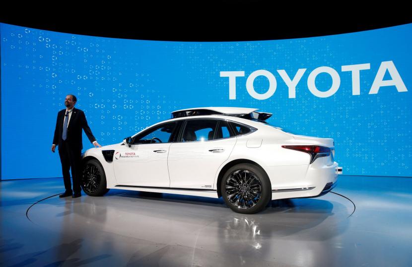 ill Pratt, CEO Toyota Research Institute (TRI), berpose di depan kendaraan riset yang dilengkapi dengan Toyota Guardian, sistem penghindaran kecelakaan yang membantu pengemudi, selama konferensi pers Toyota di CES 2019 di Las Vegas, Nevada, AS, 7 Januari, 2019. 