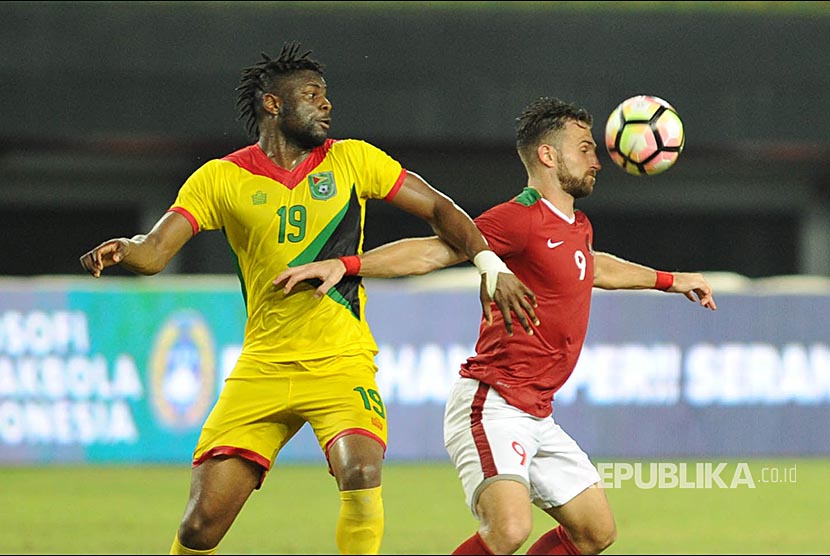 Illija Spasojevic (Kanan) berusaha mengamankan bola dari pemain Guyana Jelani Smith  dalam pertandingan persahabatan Indonesia melawan Guyana di Stadion Patriot Chandrabhaga,  Bekasi, Jawa Barat, Sabtu (25/11). 