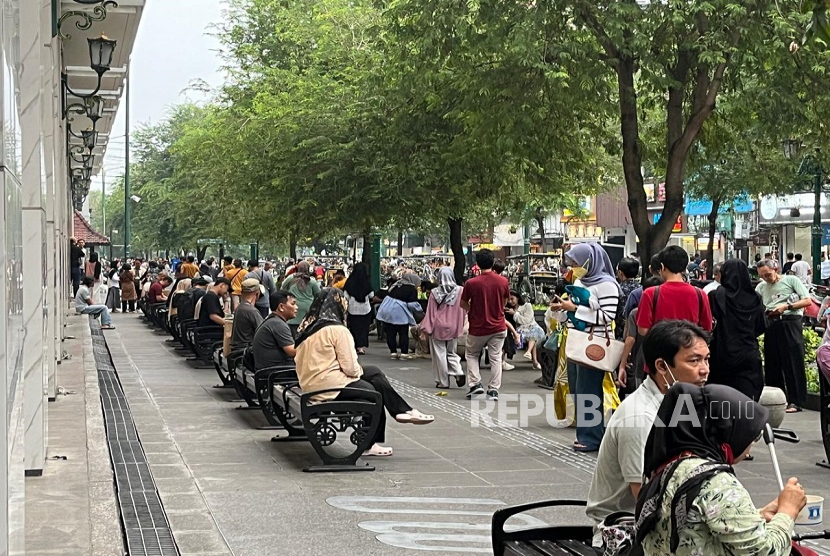 Wisatawan berkunjung ke kawasan Tugu Yogyakarta Jalan Jend Sudirman, Gowongan, Kota Yogyakarta, Jumat (19/7/2024). Tugu Yogyakarta atau dikenal juga dengan istilah Tugu Pal Putih merupakan salah satu destinasi wisata yang ada di pusat Kota Yogyakarta. Monumen tersebut merupakan simbol atau lambang dari kota Yogyakarta yang biasanya dijadikan objek swafoto bagi para wisatawan.