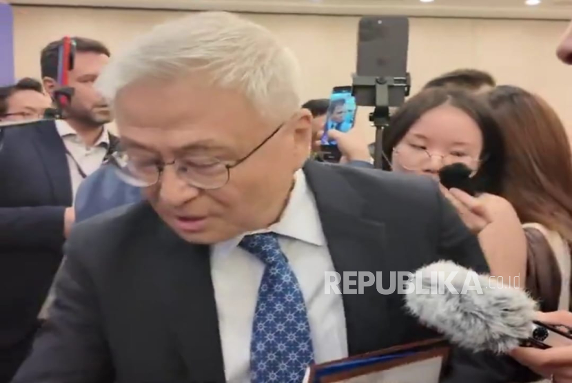 Ilmuwan China Yan Xuetong berani berdebat sengit dengan perwira militer Israel.