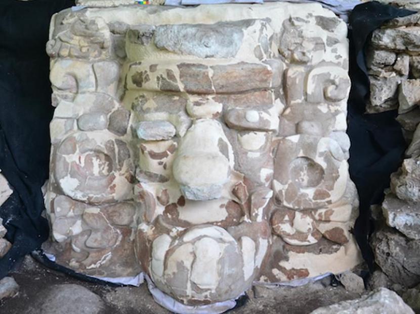 Ilmuwan INAH menyimpan kembali topeng raksasa milik Suku Maya sebelum direstorasi.