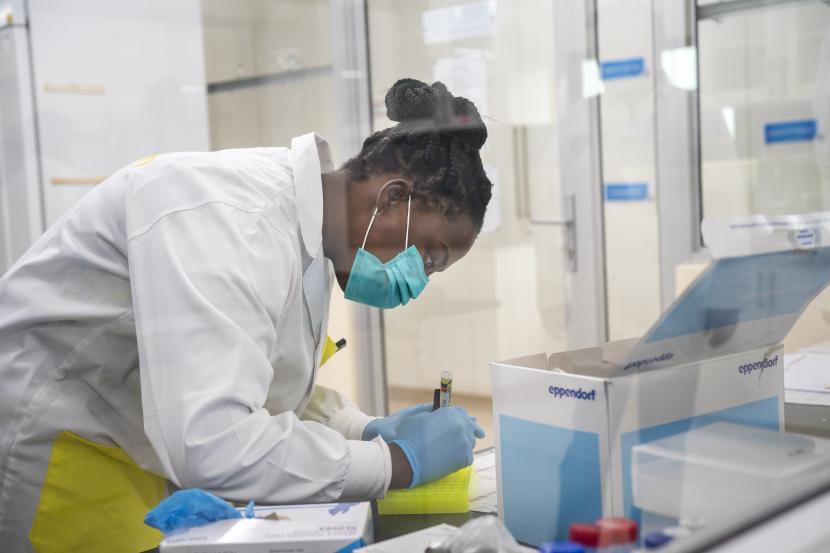 Ilmuwan medis Melva Mlambo, bekerja dalam mengurutkan sampel omicron COVID-19 di Pusat Penelitian Ndlovu di Elandsdoorn, Afrika Selatan Rabu 8 Desember 2021.