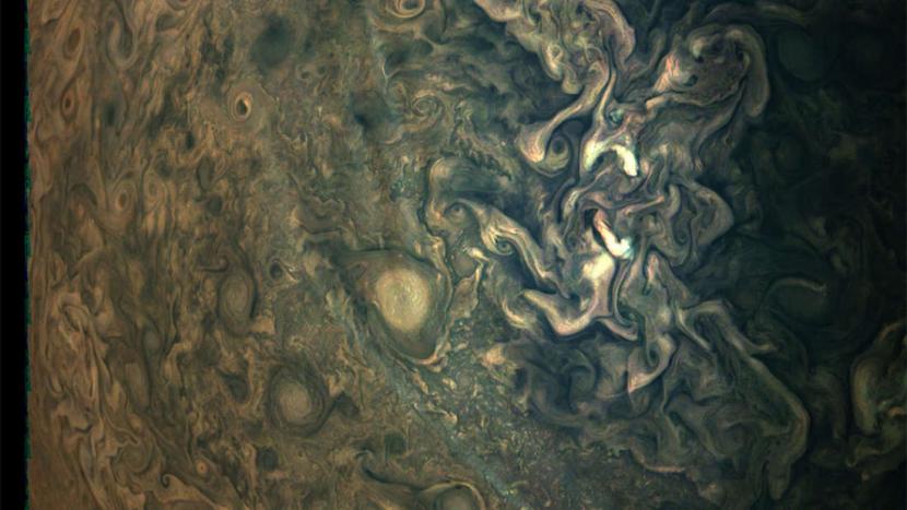 Ilmuwan menangkap gambar badai yang berputar di kutub utara Jupiter.