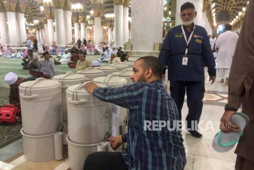 Ilustrasi air minum di Masjid Nabawi (di luar masjid bukan zamzam) dan di dalam masjid (air zamzam). 