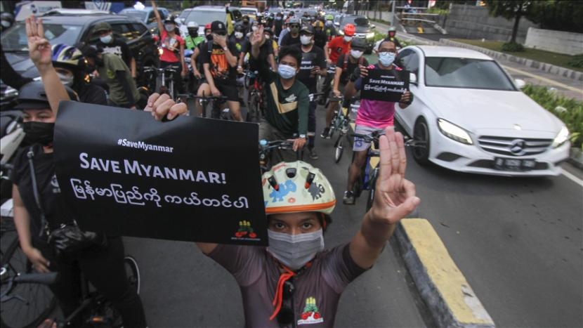 Ilustrasi: Aksi bersepeda memprotes junta militer Myanmar di Indonesia. 