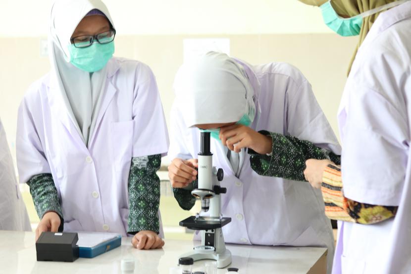 ILUSTRASI Anak-anak SMA IT Ibnu Abbas sedang belajar praktik biologi. SMA IT Ibnu Abbas menjadi yang terbaik di Klaten berdasar nilai UTBK 2022.
