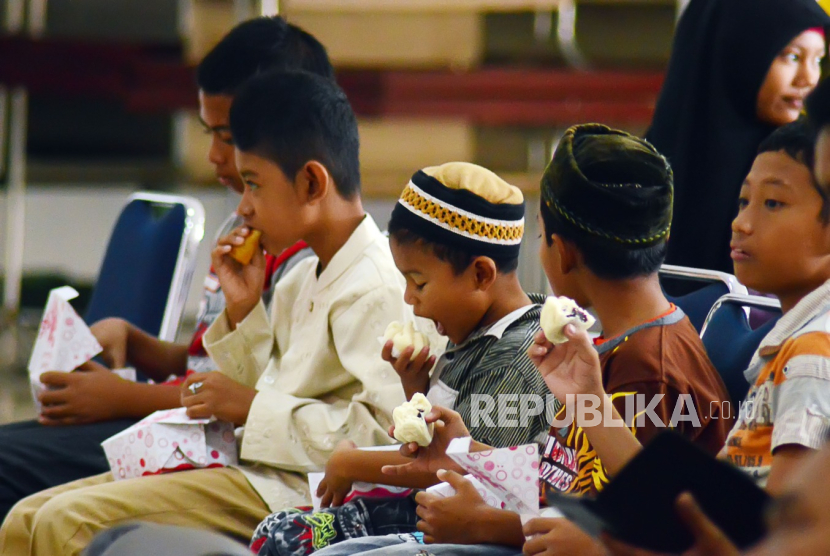 ILUSTRASI Anak-anak makan