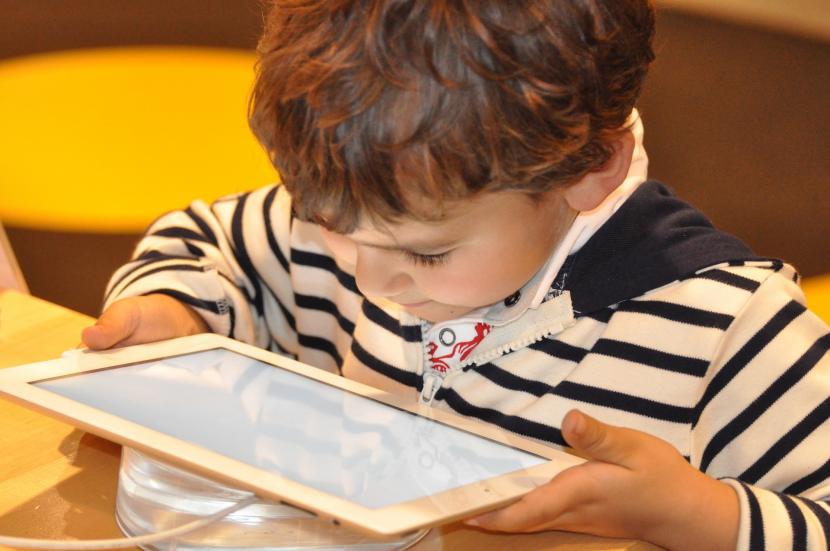 Menumbuhkan minat baca pada anak tak mudah di era sosial media.
